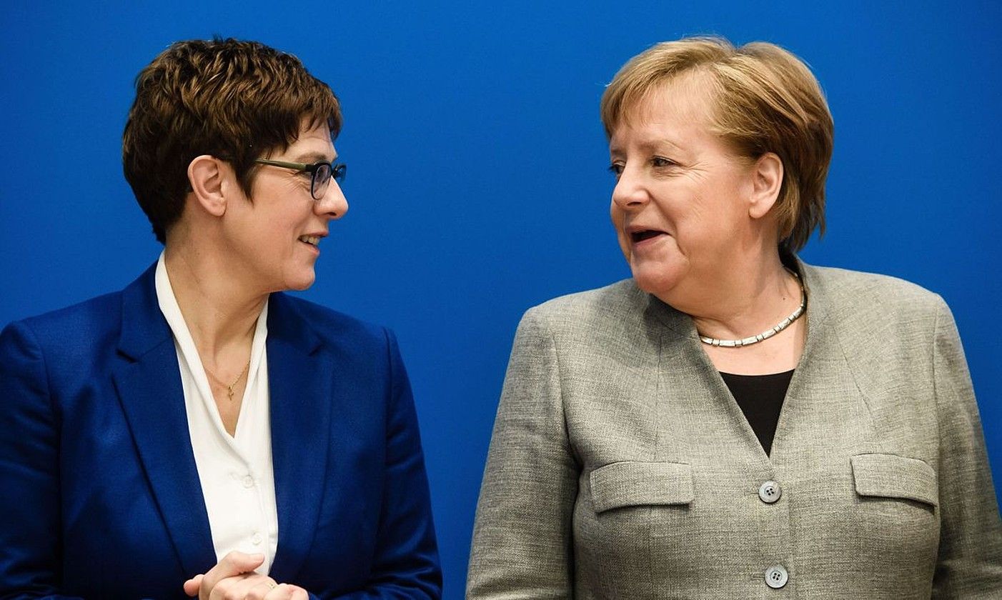 Annegret Kramp-Karrenbauer CDUko burua eta Angela Merkel kantzilerra. CLEMENS BILAN / EFE.