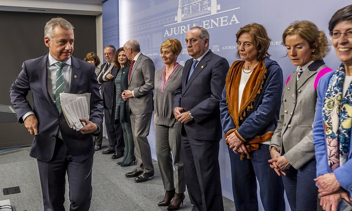Iñigo Urkullu, Eusko Jaurlaritzako bere sailburuekin, atzo arratsaldean egindako agerraldian. JAIZKI FONTANEDA / FOKU. Iñigo Urkullu, Eusko Jaurlaritzako bere sailburuekin, atzo arratsaldean egindako agerraldian. JAIZKI FONTANEDA / FOKU.