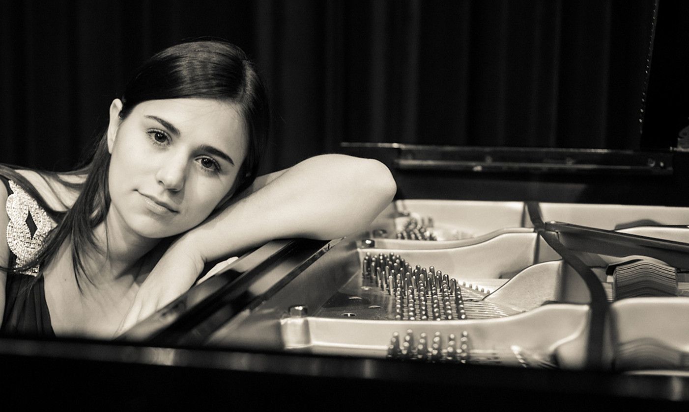 Julia Siciliano piano jotzailea, artxiboko argazki batean. V. VALENTIN.