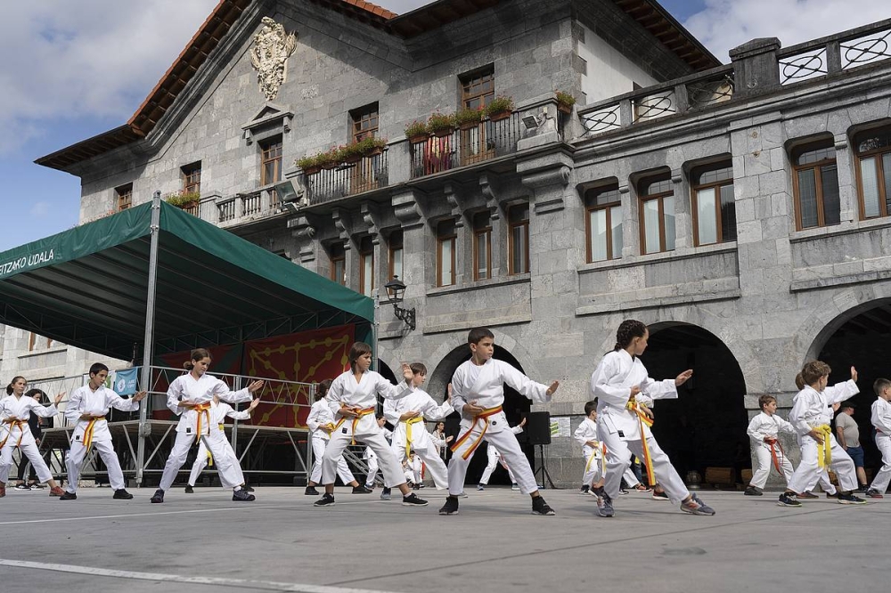Karate erakustaldia, Leitzako plazan. IÑIGO URIZ / FOKU Karate erakustaldia, Leitzako plazan. IÑIGO URIZ / FOKU