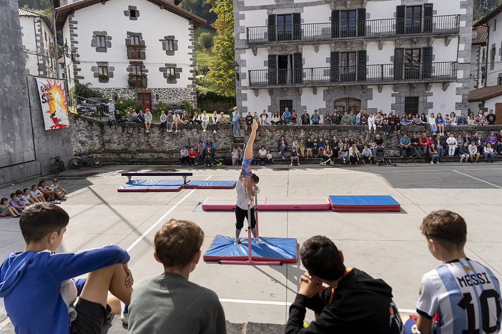 Herriko taldearen gimnastika erakustaldia. IÑIGO URIZ / FOKU Herriko taldearen gimnastika erakustaldia. IÑIGO URIZ / FOKU