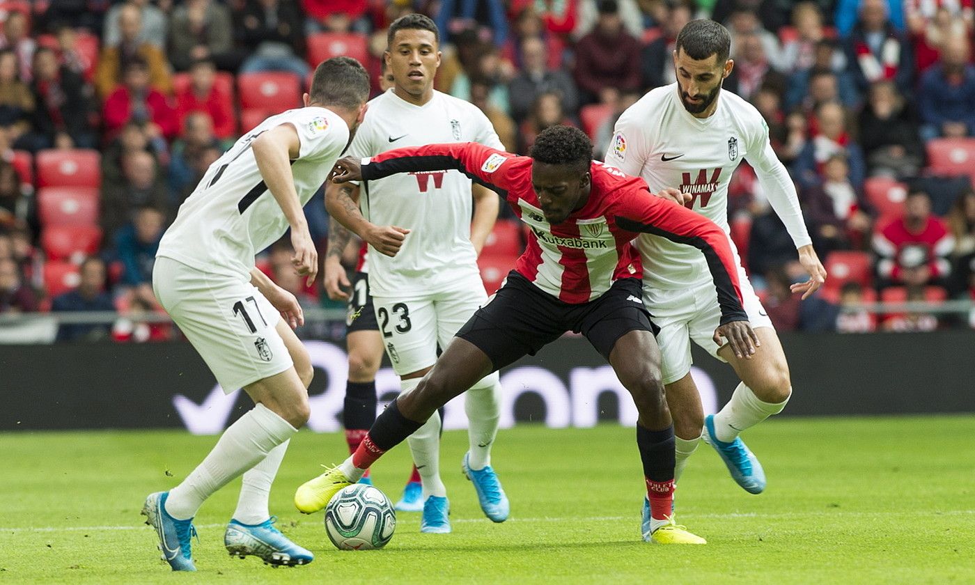 Iñaki Williams Granadako jokalariez inguratuta, iragan abenduan, San Mamesen jokatu zuten ligako partidan. 2-0 irabazi zuten bizkaitarrek. MONIKA DEL VALLE / FOKU.