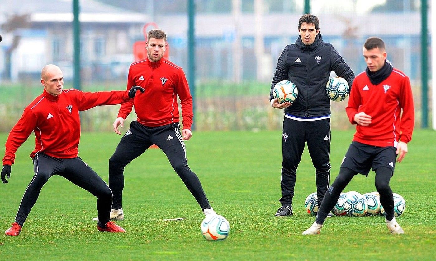 Jon Guridi azpeitiarra, Mario Barco lizarratarra, Andoni Iraola usurbildarra eta Iñigo Vicente derioztarra, Mirandesen entrenamendu batean. SANTI OTERO / EFE.