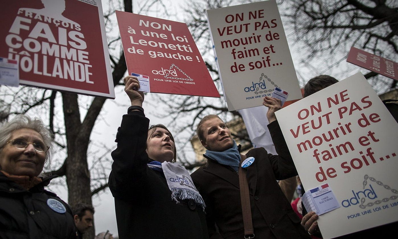 Jendea protestan Parisen, eutanasia legeztatzeko eskatzen. IAN LANGSDON / EFE.