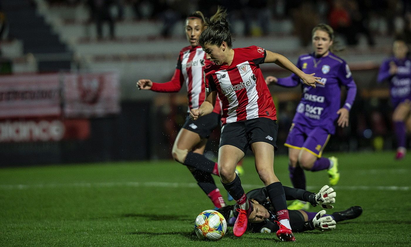 Athleticeko Lucia Garcia aurrelaria Granadillako Aline Reis atezaina atzean uzten, atzo, Lezaman. ARITZ LOIOLA / FOKU. Athleticeko Lucia Garcia aurrelaria Granadillako Aline Reis atezaina atzean uzten, atzo, Lezaman. ARITZ LOIOLA / FOKU.