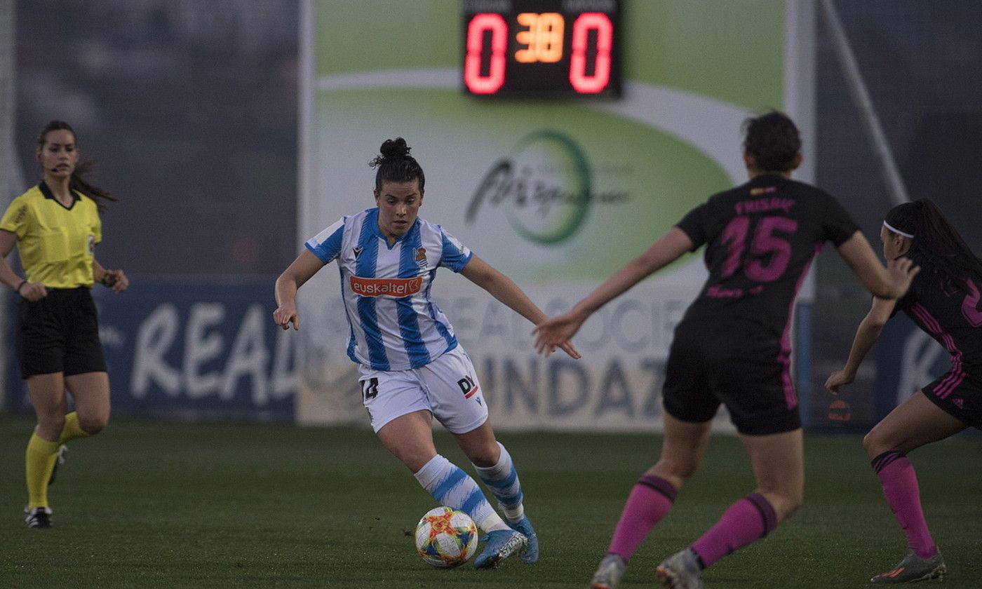 Leire Baños, baloiarekin, atzo, Madrilen aurkako partidan. JUAN CARLOS RUIZ / FOKU.