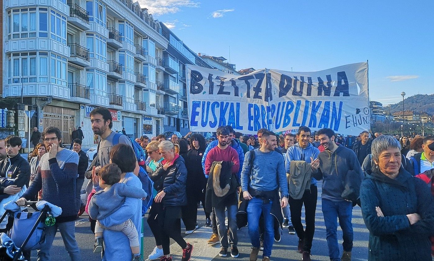 Donostia. Euskal errepublikaren aldeko aldarria, urtarrilaren 30ean, Donostian, greba orokor deialdiaren egunean. BERRIA.