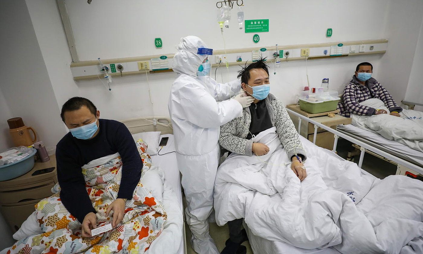 Mediku bat koronabirusak jotako gaixoak artatzen, atzo, Wuhango Jinyintan ospitalean. YUAN ZHENG / EFE. Mediku bat koronabirusak jotako gaixoak artatzen, atzo, Wuhango Jinyintan ospitalean. YUAN ZHENG / EFE.