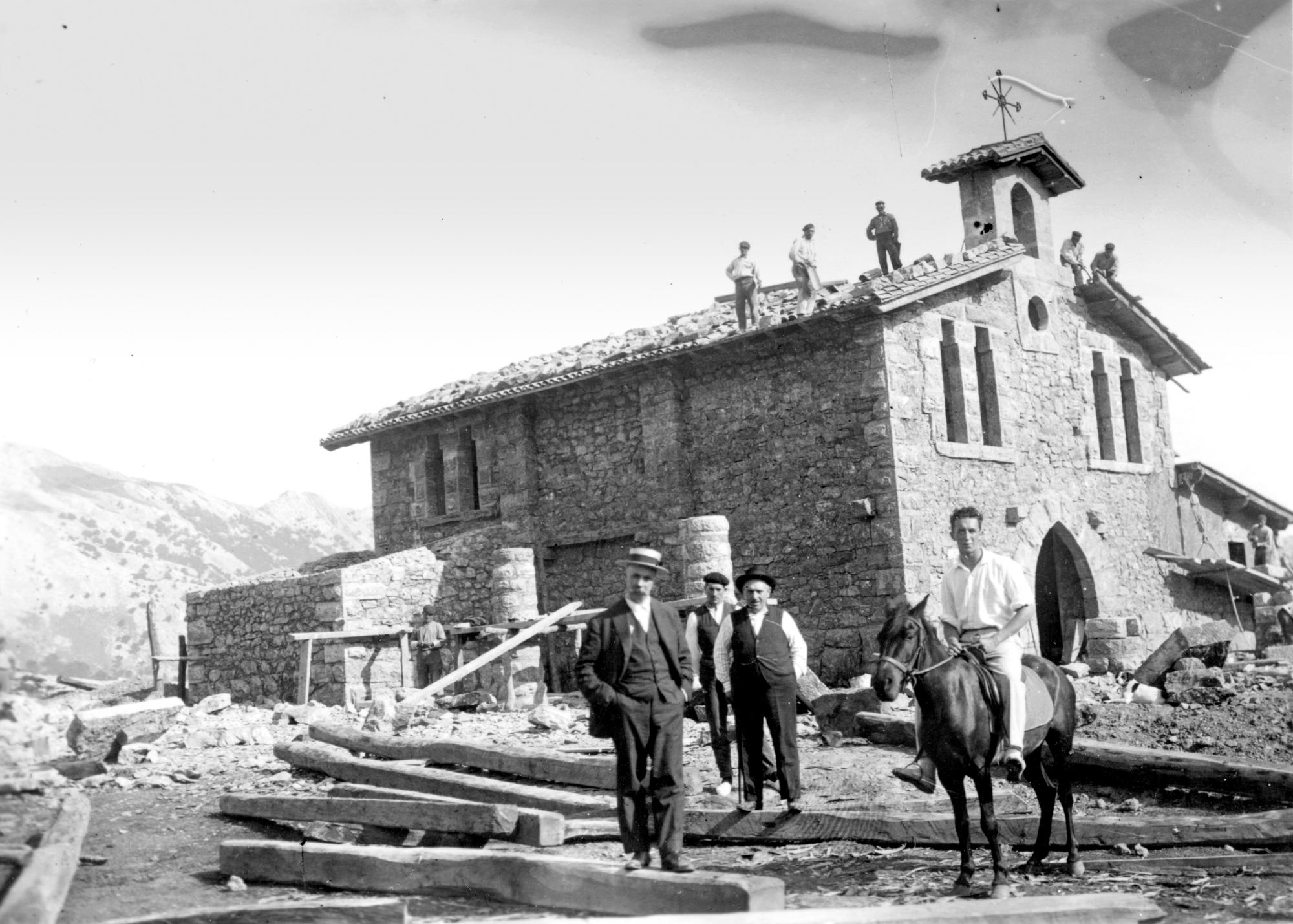 Urbiako ermita eraikitzen ari zireneko argazkia, 1924koa. INDALECIO OJANGUREN