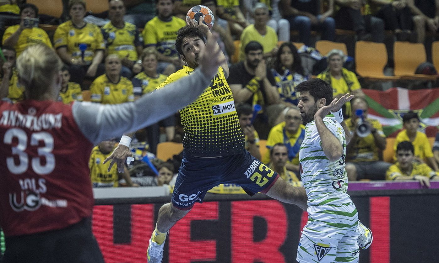 Rodrigo Salinas Bidasoa taldeko eskuin albokoa, jaurtitzear, Anaitasunaren aurkako derbian. JAGOBA MANTEROLA / FOKU. Rodrigo Salinas Bidasoa taldeko eskuin albokoa, jaurtitzear, Anaitasunaren aurkako derbian. JAGOBA MANTEROLA / FOKU.