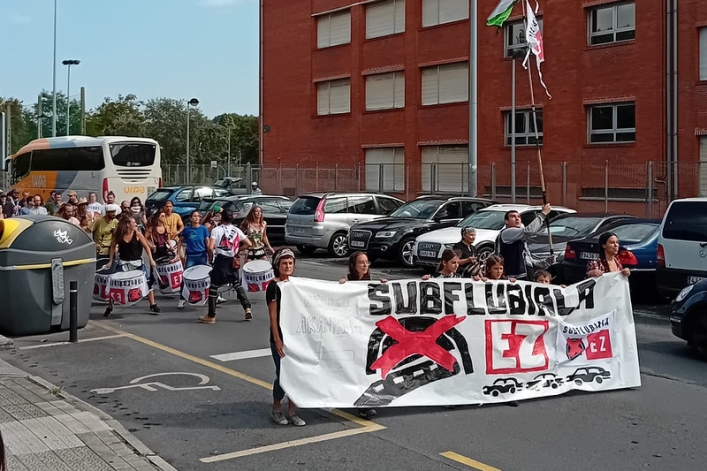 Lamiakoko ibai azpiko autobidearen kontrako manifestazio bat, atzo, Leioan. BERRIA Lamiakoko ibai azpiko autobidearen kontrako manifestazio bat, atzo, Leioan. BERRIA