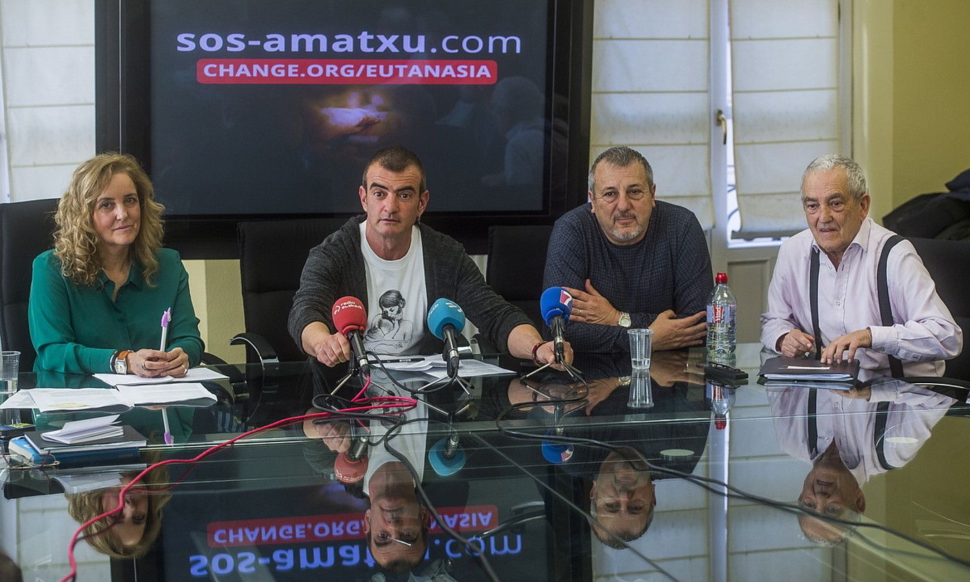 Asun Gomez Bueno, Danel Lorente, Marcos Hourmann eta Txema Lorente, atzo, Portugaleten. LUIS JAUREGIALTZO / FOKU. Asun Gomez Bueno, Danel Lorente, Marcos Hourmann eta Txema Lorente, atzo, Portugaleten. LUIS JAUREGIALTZO / FOKU.