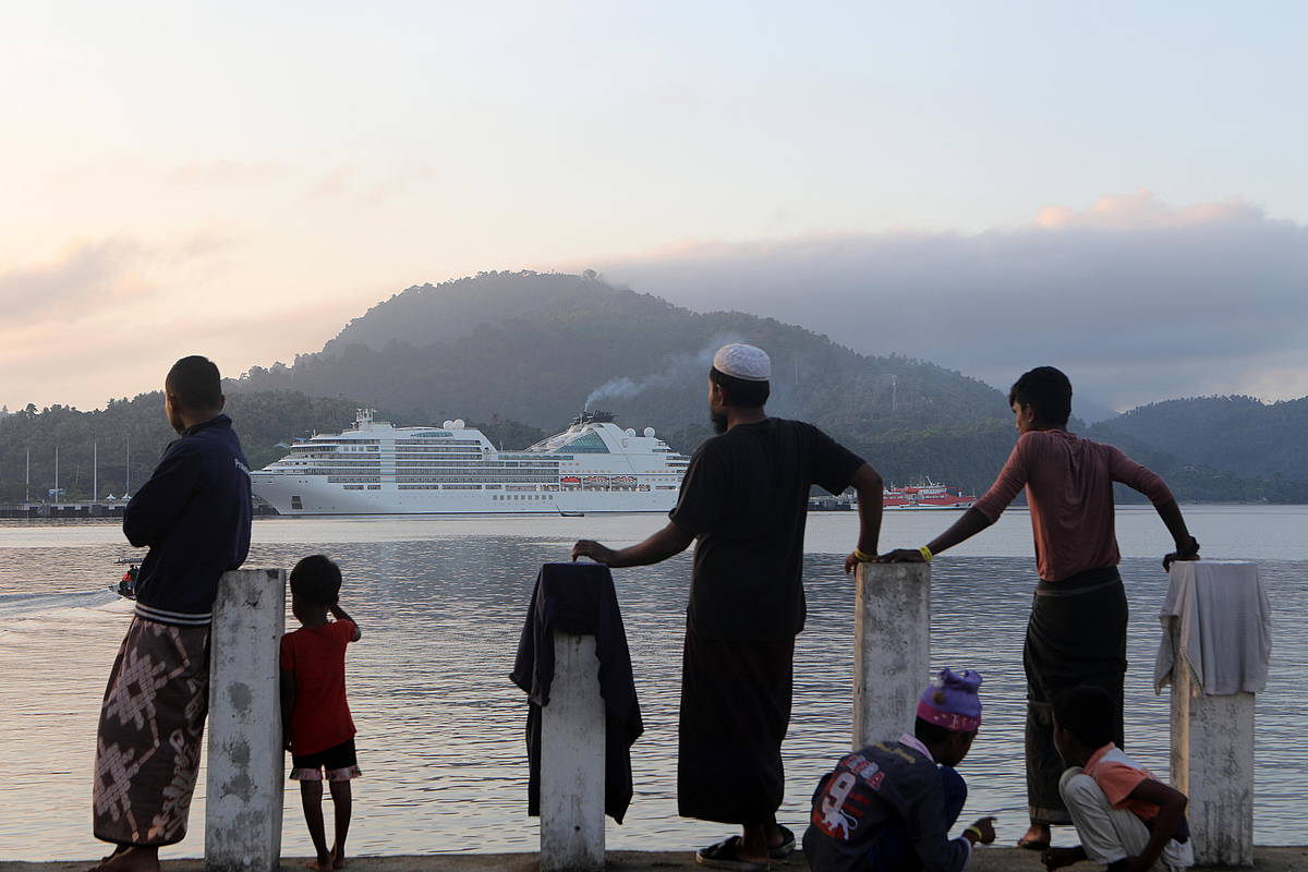 Rohingya errefuxiatuak Indonesian, luxuzko yate bati begira.  HOTLI SIMANJUNTAK / EFE
