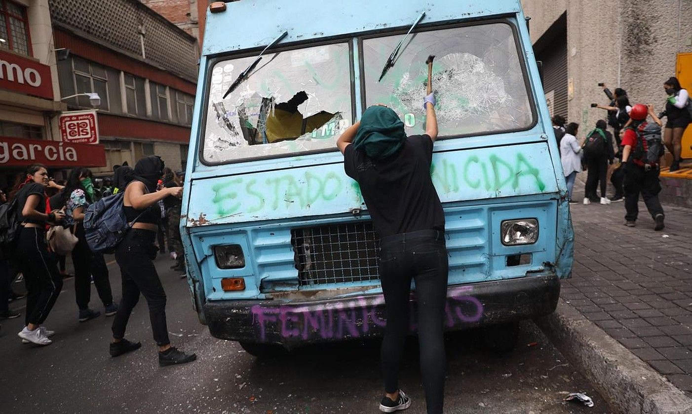 Egunkari baten atarian egindako protesta, Mexiko Hirian. SASHENKA GUTIERREZ / EFE.