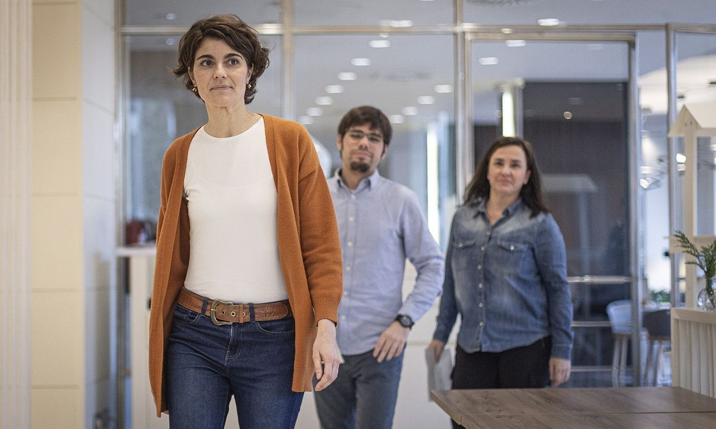 Rosa Martinez, atzean Lander Martinez eta Cristina Makazaga dituela. E. P. / FOKU.