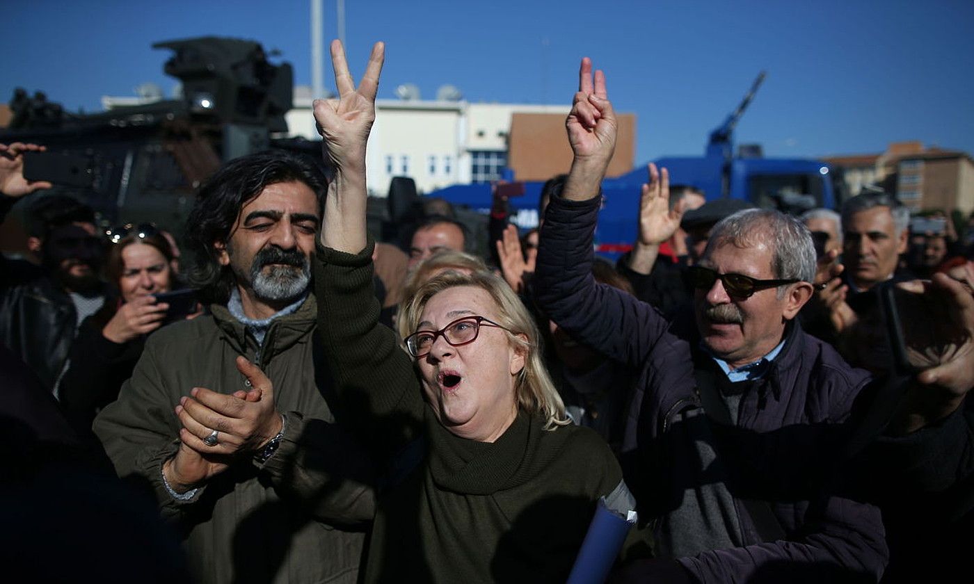 Mucella Yapici, Geziko protesten auziko hamasei akusatuetako bat, hamar auzipeturen errugabetzea ospatzen, Istanbulgo epaitegiaren kanpoaldean. ERDEM SAHIN / EFE.