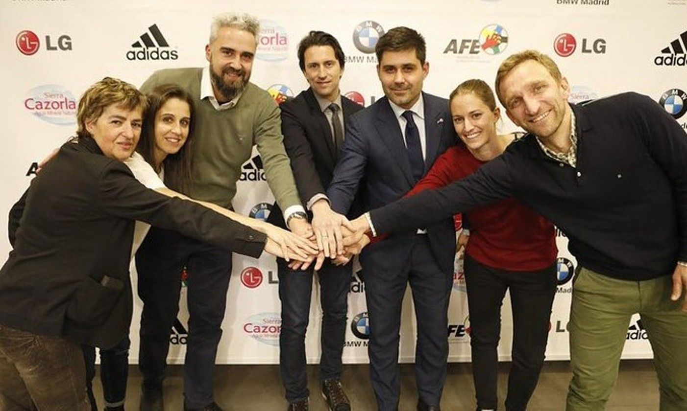 Sindikatuetako eta Kluben Elkarteko ordezkariak, atzo. AFE. Sindikatuetako eta Kluben Elkarteko ordezkariak, atzo. AFE.