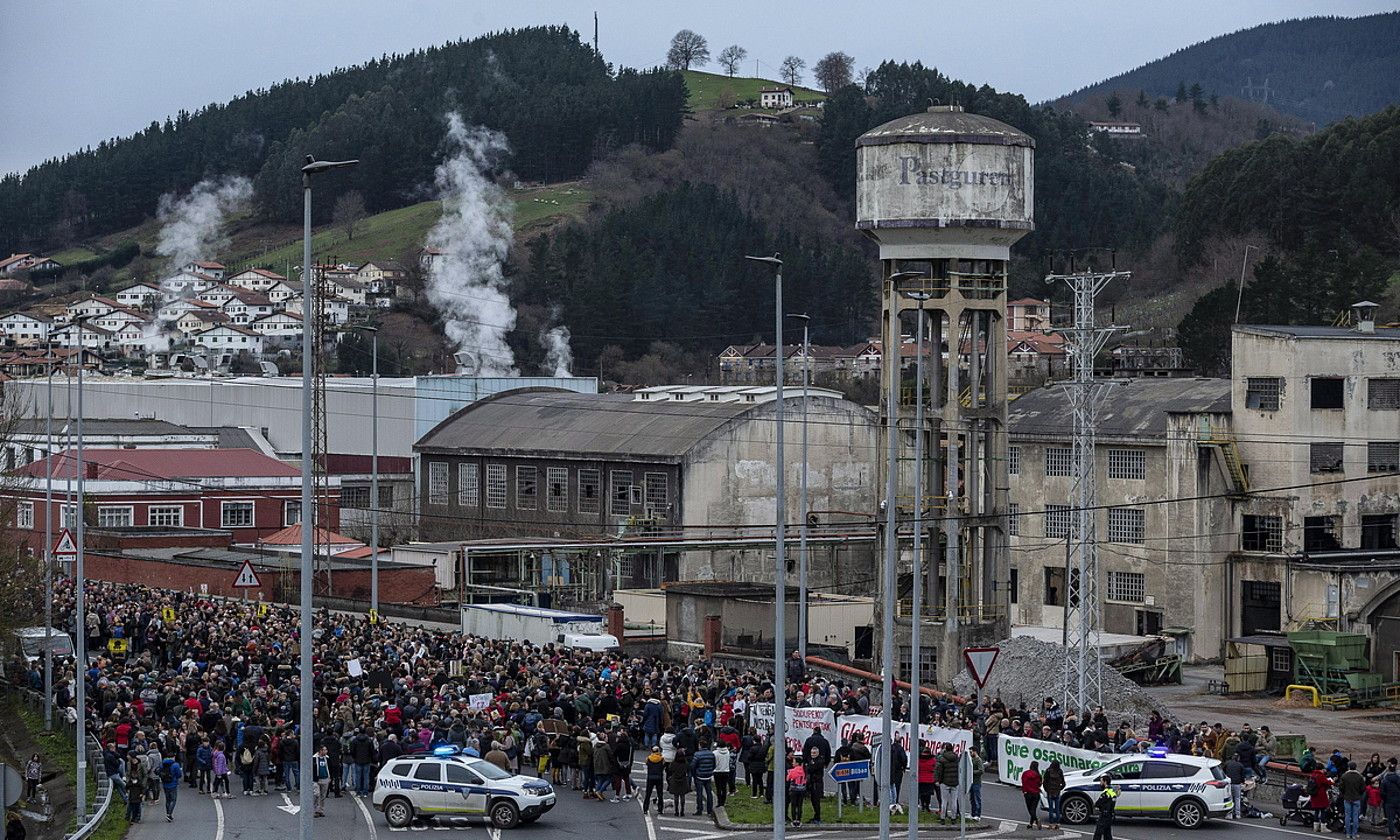 Zalla eta Gueñes artean dago biomasa planta, herrietatik oso hurbil: irudian, urtarril amaieran Gueñes Biziak antolatutako manifestazioa. ARITZ LOIOLA / FOKU.