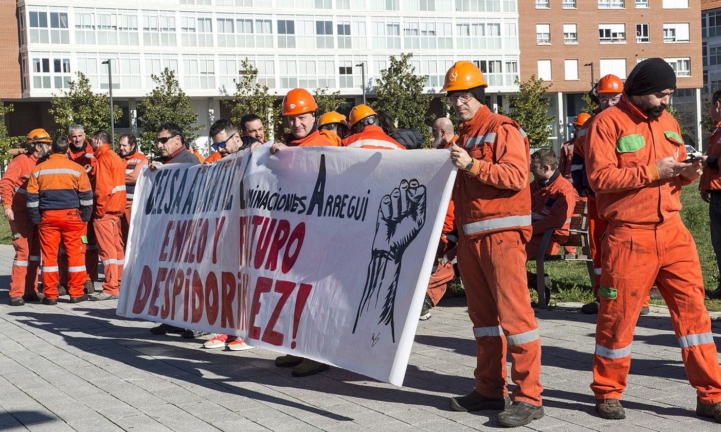 Langileen protesta, atzo, Jaurlaritzaren egoitzaren aurrean. MARISOL RAMIREZ / FOKU.