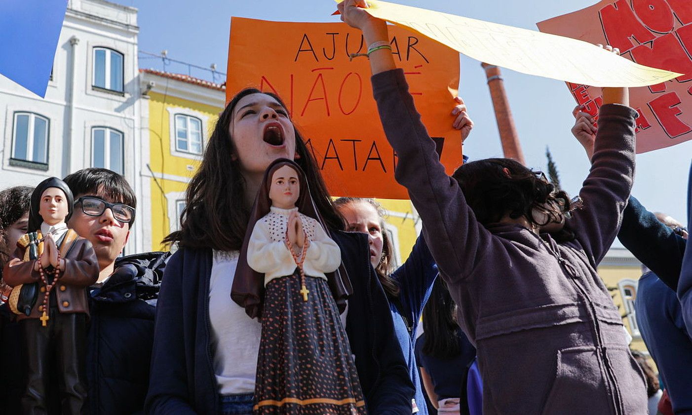 Eutanasiaren aurkako ekintzaileak protesta egiten atzo, Lisboan, Bizitzaren Aldeko Federazioa elkarteak deituta. TIAGO PETINGA / EFE.