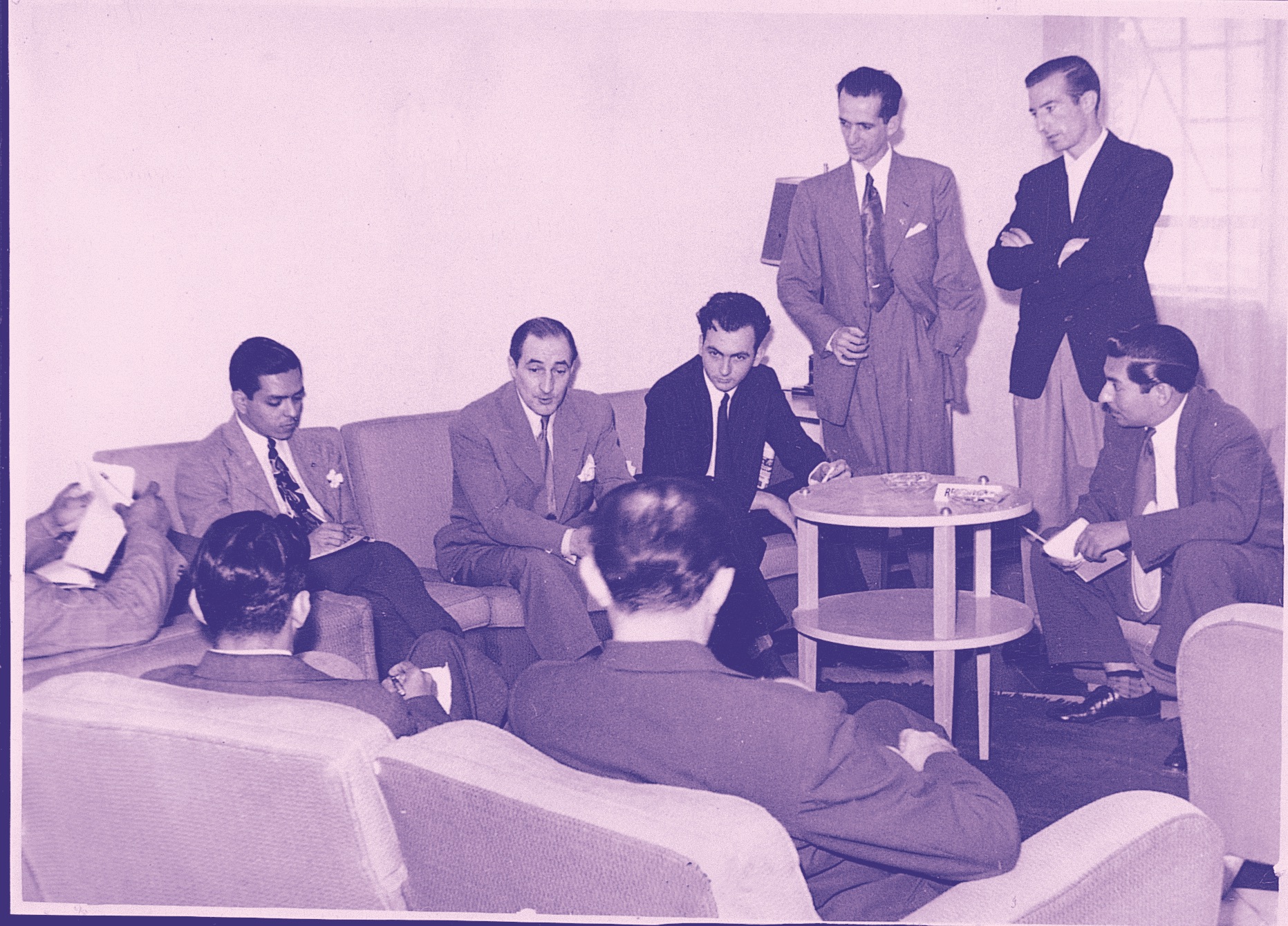 Jose Antonio Agirrerentzat antolatu zuen prentsaurreko batean, Caracasen. JAKIN ETA MARTIN UGALDEREN FAMILIA Jose Antonio Agirrerentzat antolatu zuen prentsaurreko batean, Caracasen. JAKIN ETA MARTIN UGALDEREN FAMILIA