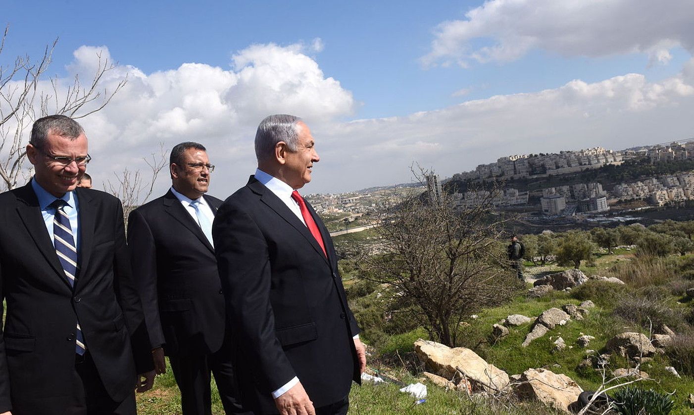Benjamin Netanyahu Israelgo lehen ministroa —eskuinean—, Jerusalemgo Har Homa kokagunearen parean, joan den ostegunean. DEBBIE HILL / EFE.
