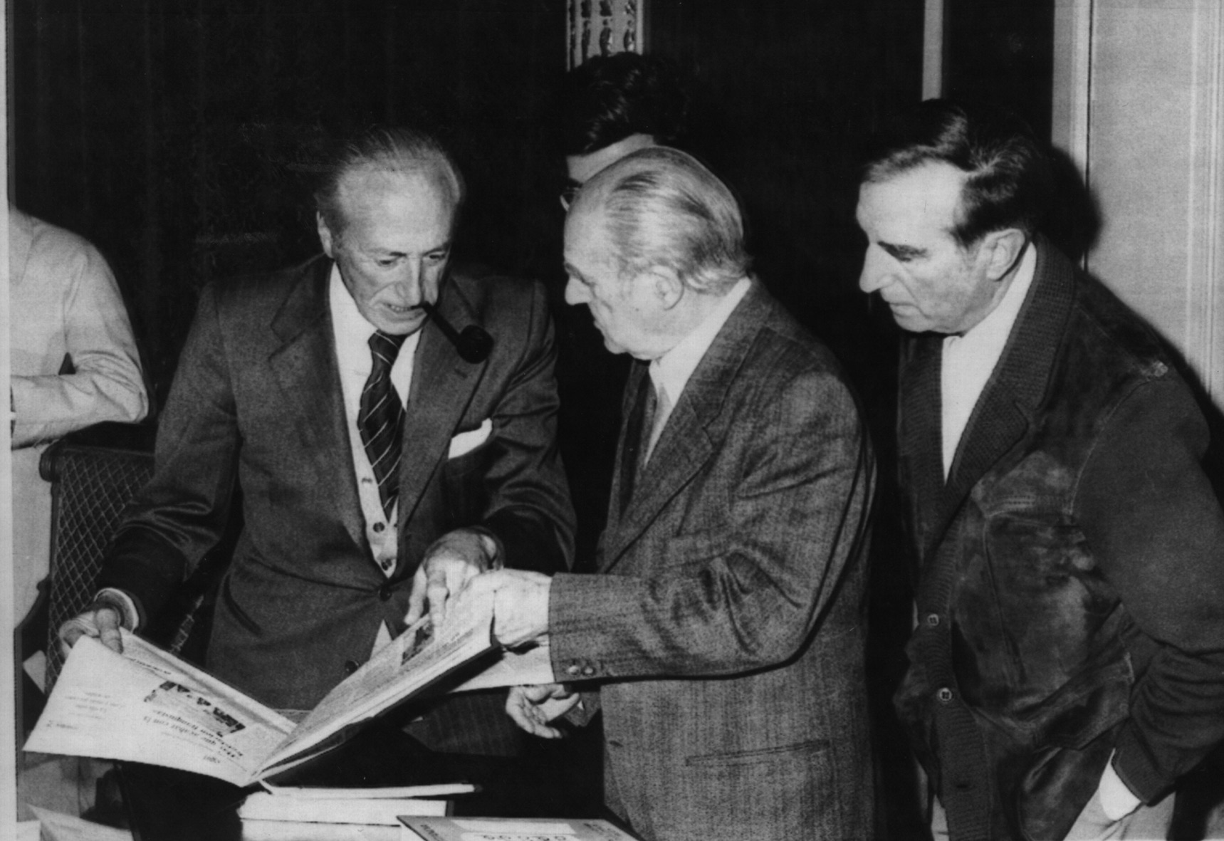 Iñaki Oregi, Juan Ajuriagerra eta Martin Ugalde, egunkari bat eskuetan dutela, Gipuzkoako Foru Aldundian, 1977an. JAKIN ETA MARTIN UGALDEREN FAMILIA Iñaki Oregi, Juan Ajuriagerra eta Martin Ugalde, egunkari bat eskuetan dutela, Gipuzkoako Foru Aldundian, 1977an. JAKIN ETA MARTIN UGALDEREN FAMILIA