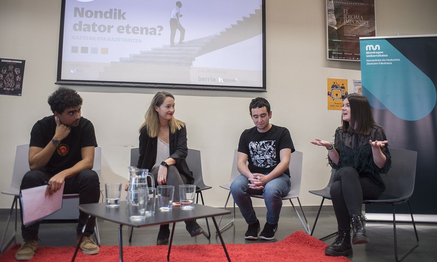 Beñat Hach Embarek, Garazi Aiesta, Josu Odriozola eta Nagore Arin kazetariak, herenegun, Aretxabaletan. J.C. RUIZ / FOKU.