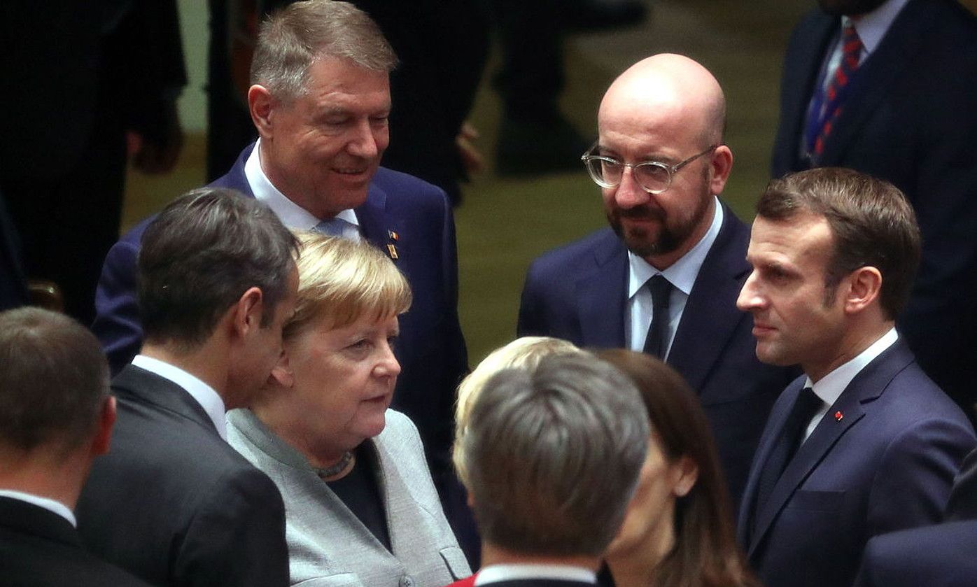 Merkel, Michel, Macron eta EBko beste buruzagi batzuk, atzo, Bruselan. YVES HERMAN / EFE.