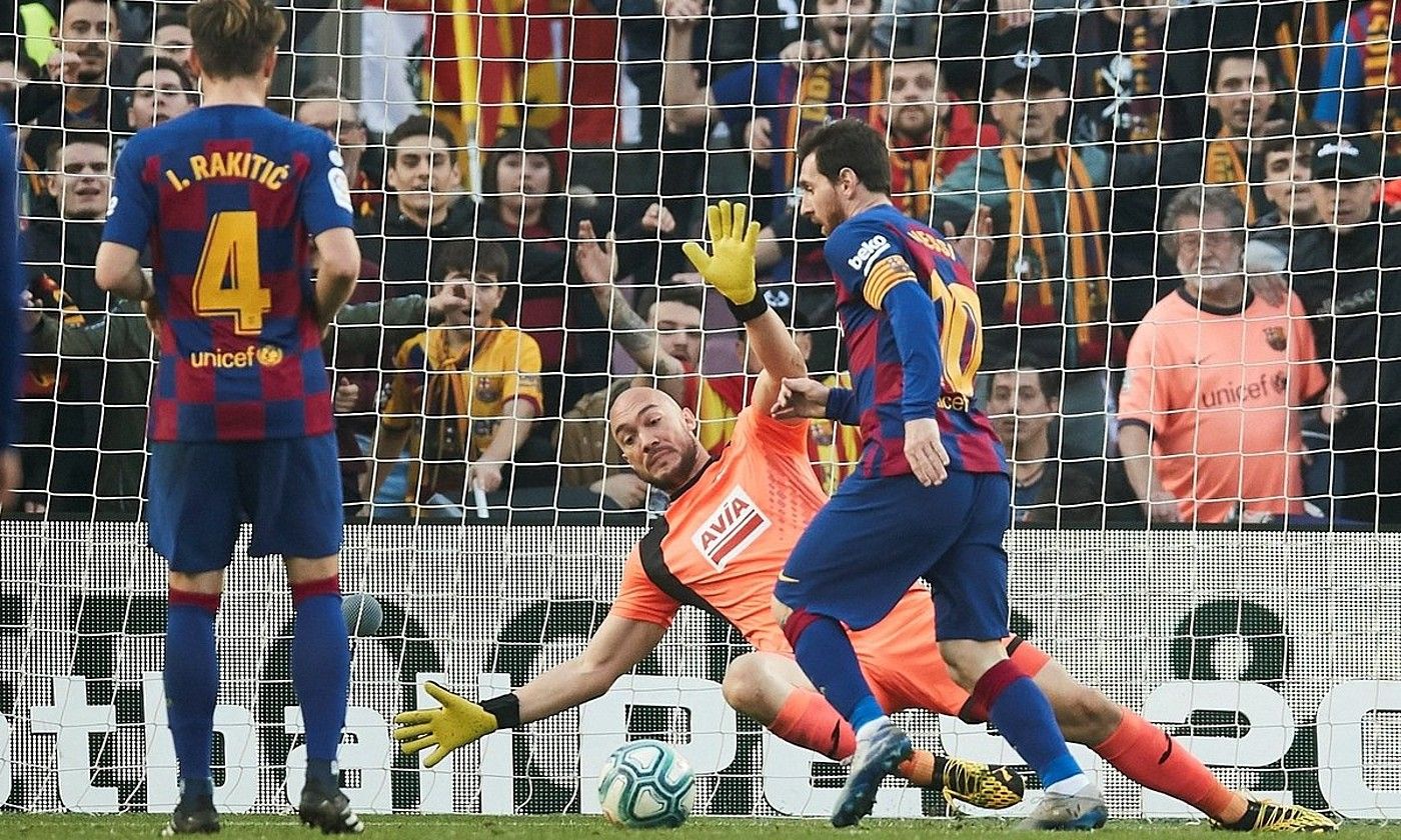 Lionel Messi, laugarren gola sartzear, atzo, Camp Noun. ALEJANDRO GARCIA / EFE.