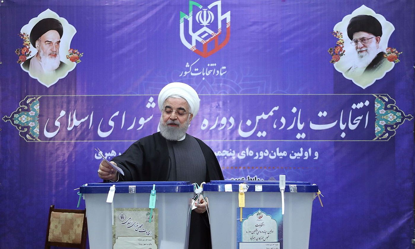 Hassan Rohani Irango presidentea, joan den ostiraleko hauteskundeetan bozkatzen, Teheranen. IRANGO PRESIDENTETZA / EFE.