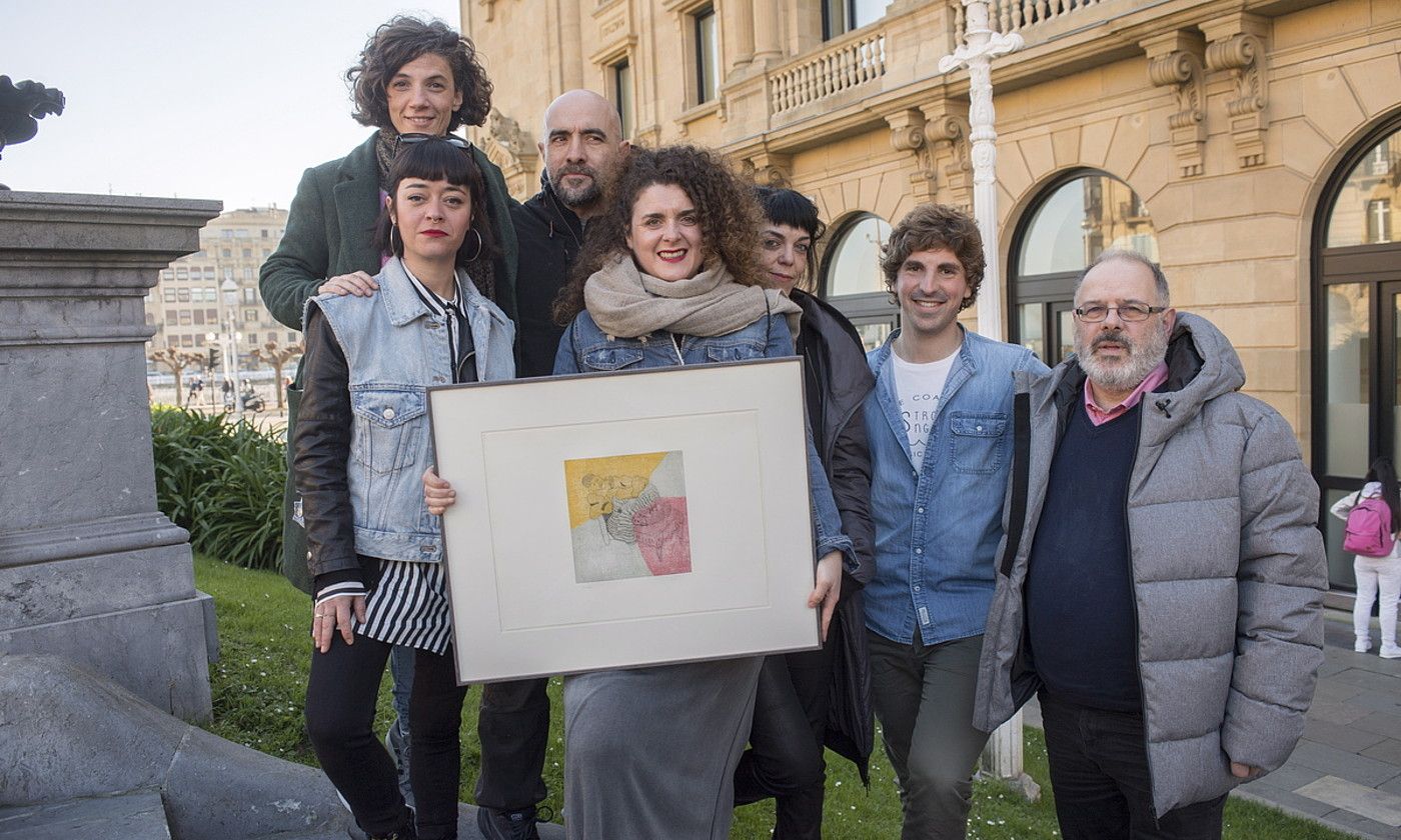 ATX konpainiako kideak, antzezlaneko aktoreak, Donostiako Kultura zinegotzi Jon Insausti eta Donostia Kulturako Norka Chiapusso, atzo. JUAN CARLOS RUIZ / FOKU.