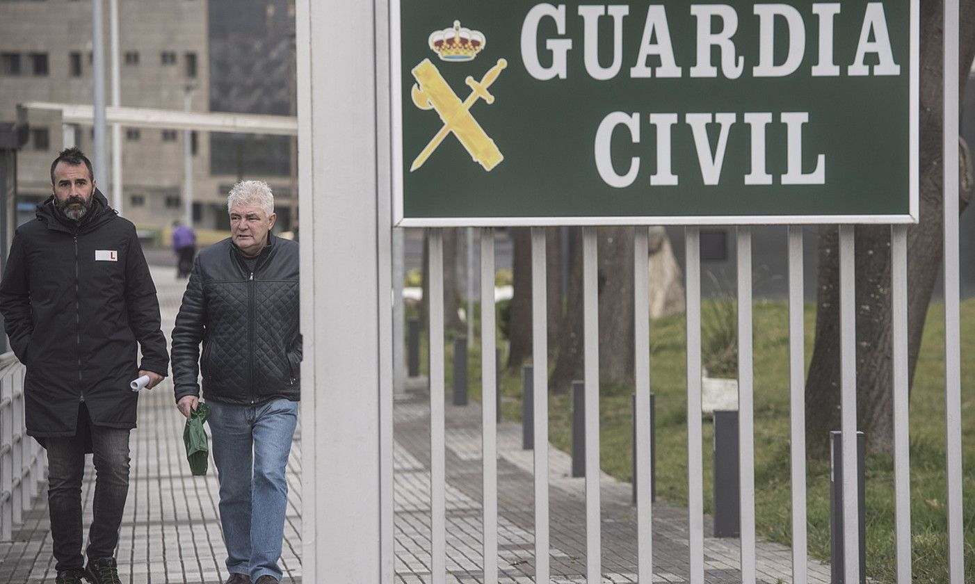 Antton Lopez Ruiz Intxaurrondoko polizia etxetik irteten, urtarrilean. J.M. / FOKU.