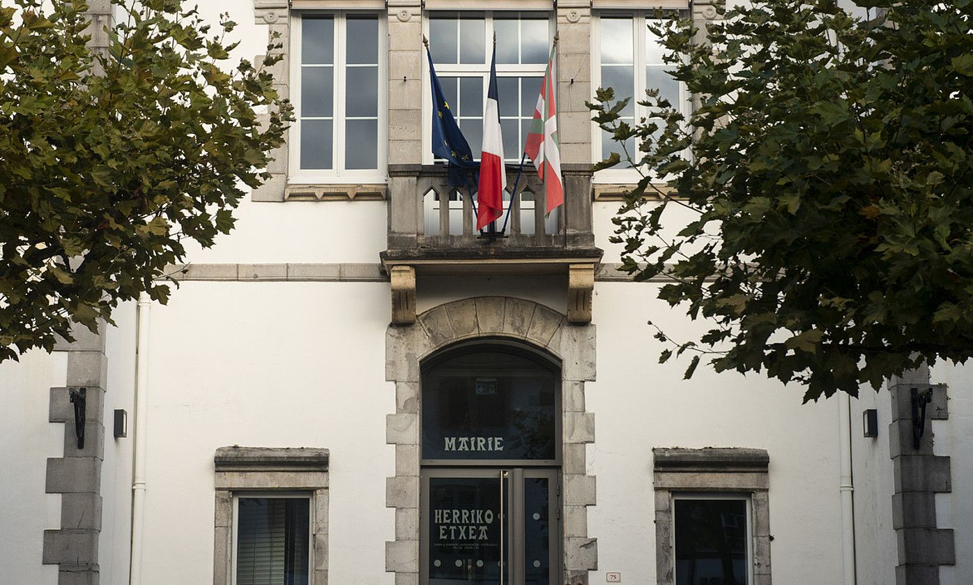Senpereko herriko etxearen argazki bat, artxiboko irudi batean. GUILLAUME FAUVEAU. Senpereko herriko etxearen argazki bat, artxiboko irudi batean. GUILLAUME FAUVEAU.