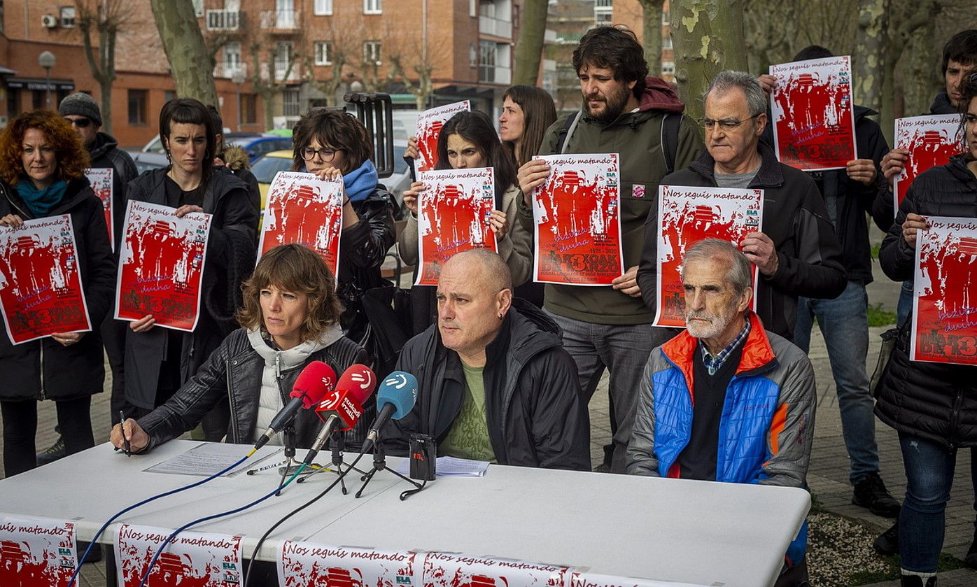 Sindikatuetako eta Martxoaren 3 elkarteko kideak, atzo. JAIZKI FONTANEDA / FOKU.