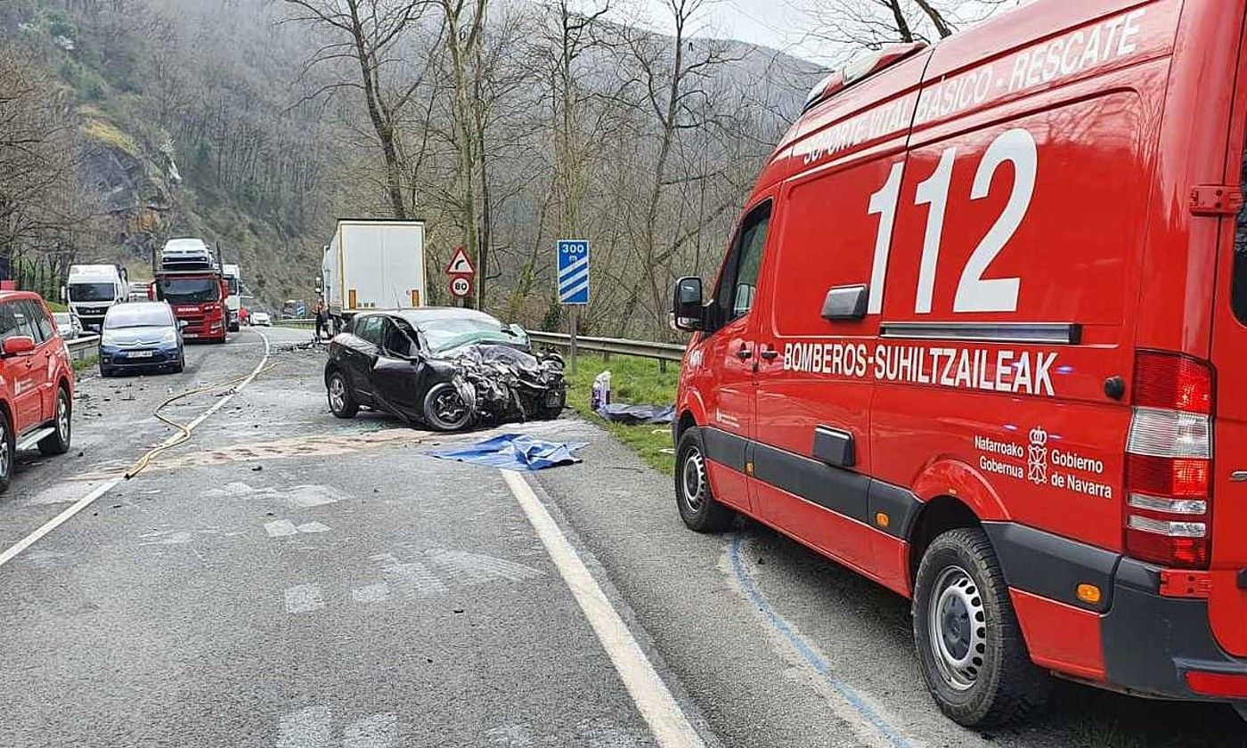 N-121-A errepidean atzo goizean gertatutako istripua. NAFARROAKO SUHILTZAILEAK. N-121-A errepidean atzo goizean gertatutako istripua. NAFARROAKO SUHILTZAILEAK.