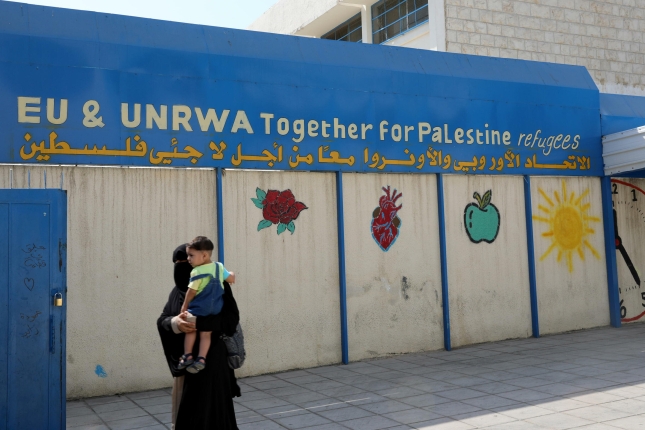 Palestinar errefuxiatu bat bere semearekin, UNRWAk Jordaniako hiriburuan, Ammanen, daukan errefuxiatuentzako kanpaleku batean, artxiboko argazki batean. AMEL PAIN / EFE Palestinar errefuxiatu bat bere semearekin, UNRWAk Jordaniako hiriburuan, Ammanen, daukan errefuxiatuentzako kanpaleku batean, artxiboko argazki batean. AMEL PAIN / EFE