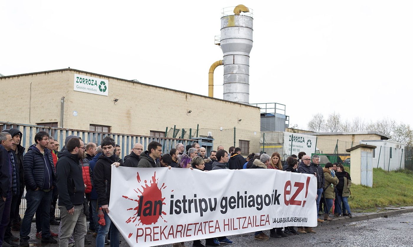 Sindikatuen protesta Murgako birziklatze plantan, atzo. ENDIKA PORTILLO / FOKU.