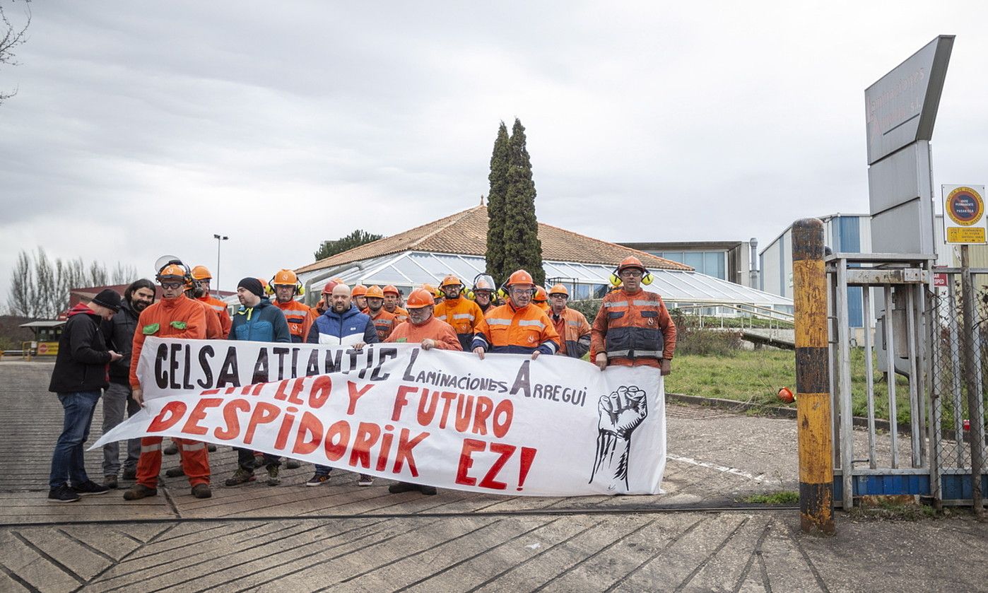 Kaleratzeak salatzeko protesta egin zuten atzo, Gasteizko lantegiaren aurrean. ENDIKA PORTILLO / FOKU.