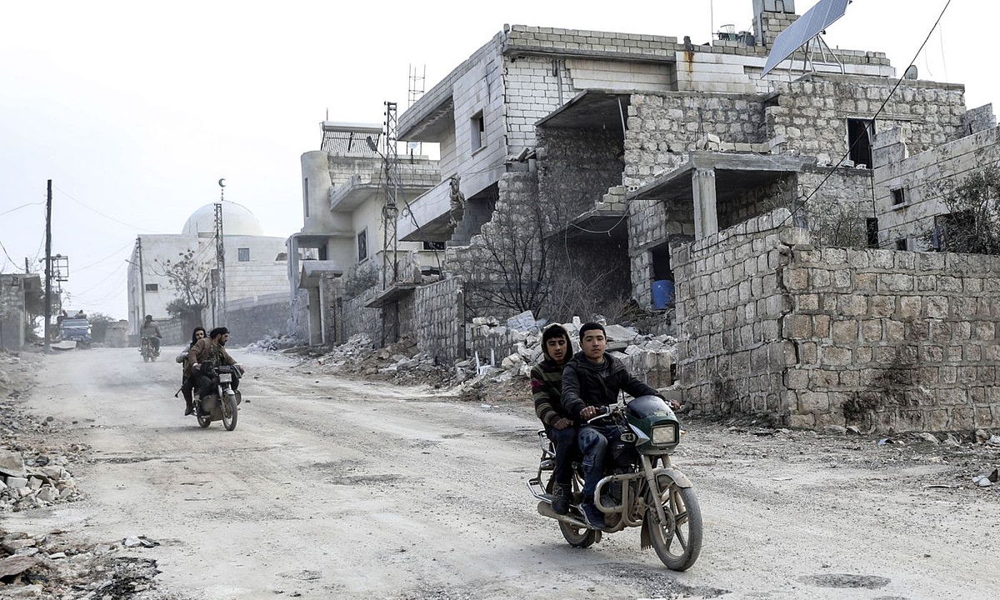 Idlib iparrekialdeko Turmanin herrian, bi herritar motoan, aurreko astean. STR.