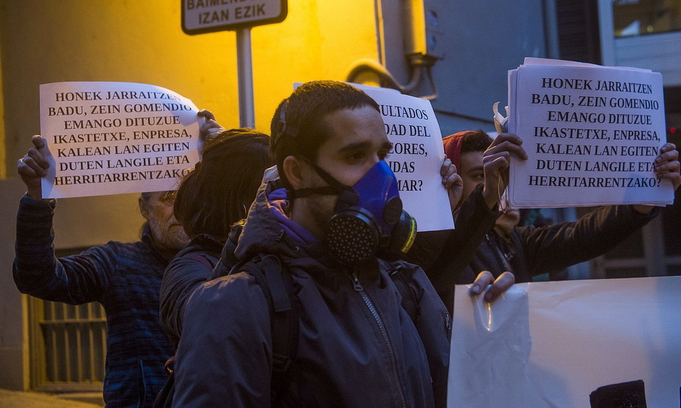 Ermua. Otsailaren 17an herri batzar informatiboa egin zuten, eta kanpo aldean protesta egin zuten, Zaldibar Argitu plataformak deituta. L. J. / FOKU.