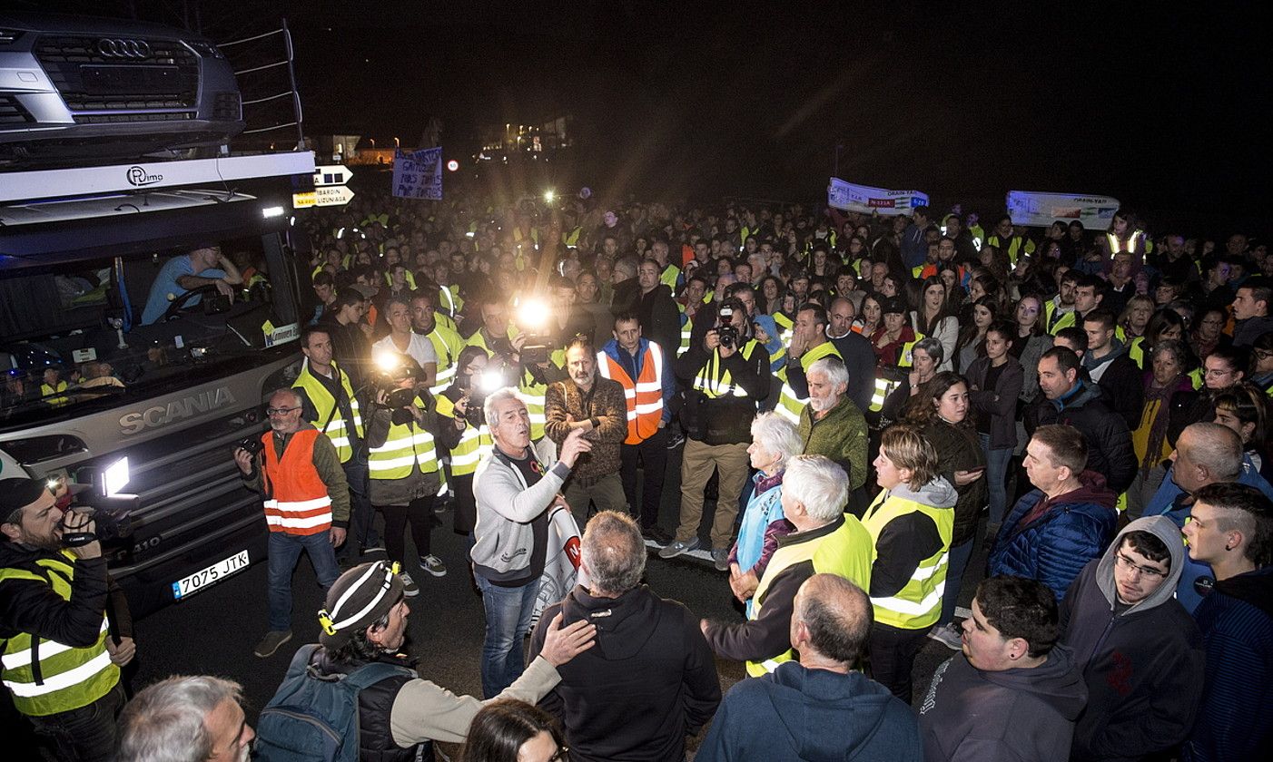 N-121-A errepideak eragiten dituen arazoei irtenbide bat emateko eskatu zuten ehunka herritarrek, atzo, Beran. I. URIZ / FOKU.