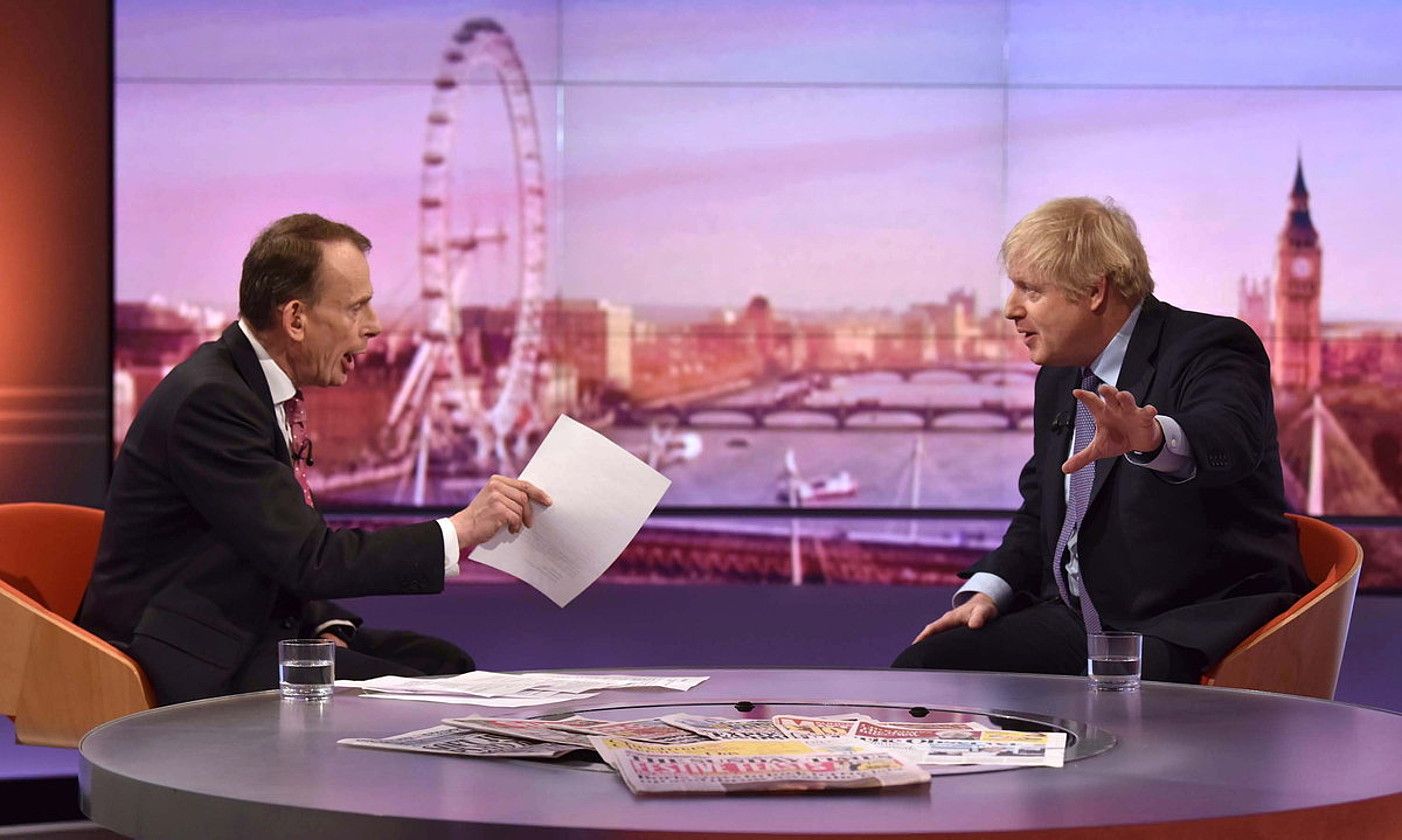 Boris Johnson —eskuinean—, BBCko Andrew Marren programan, iazko abenduan. JEFF OWERS / BBC / EFE.