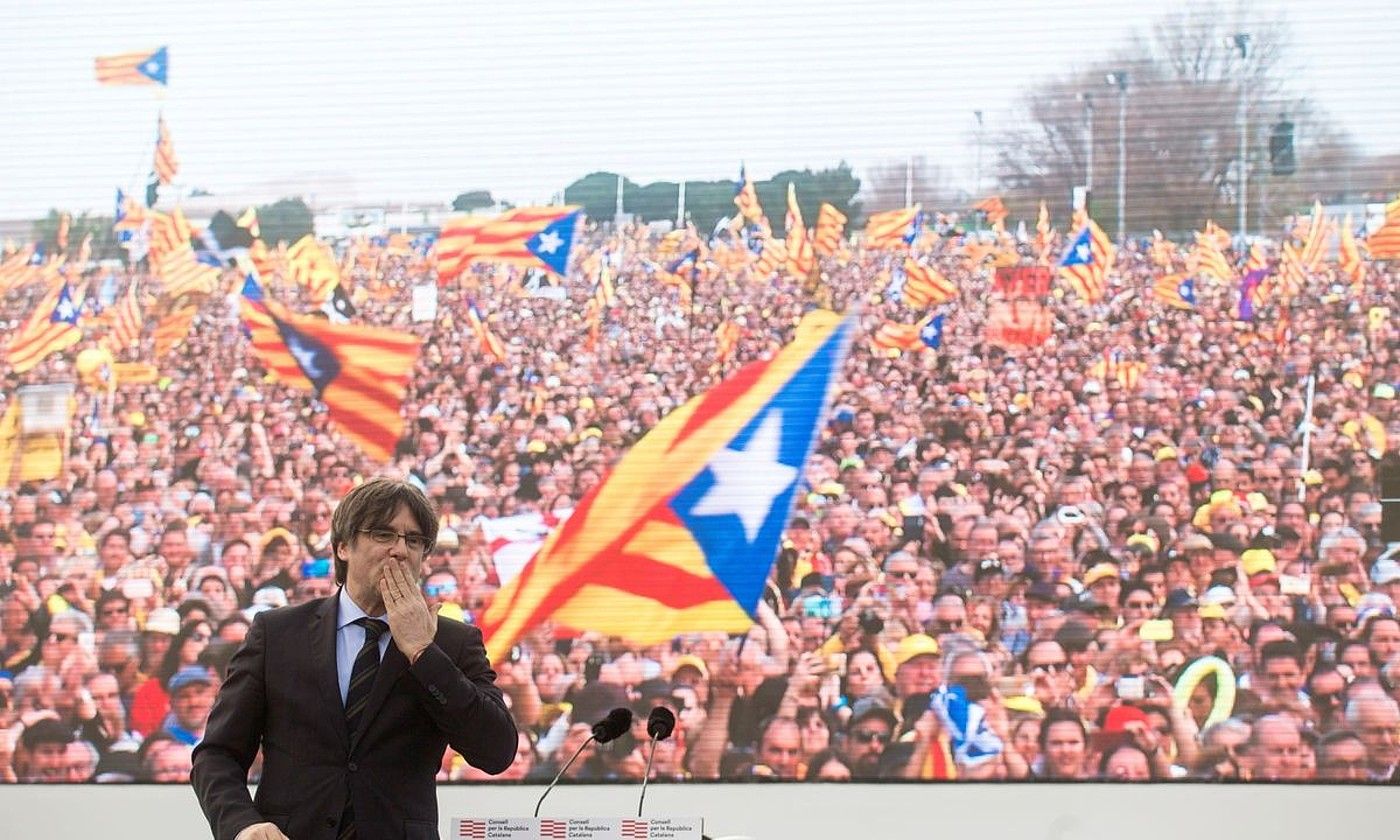 Carles Puigdemont, atzo, Perpinyan, Errepublikaren Aldeko Kontseiluaren ekitaldian, jarraitzaileak agurtzen. D. BORRAT / EFE.