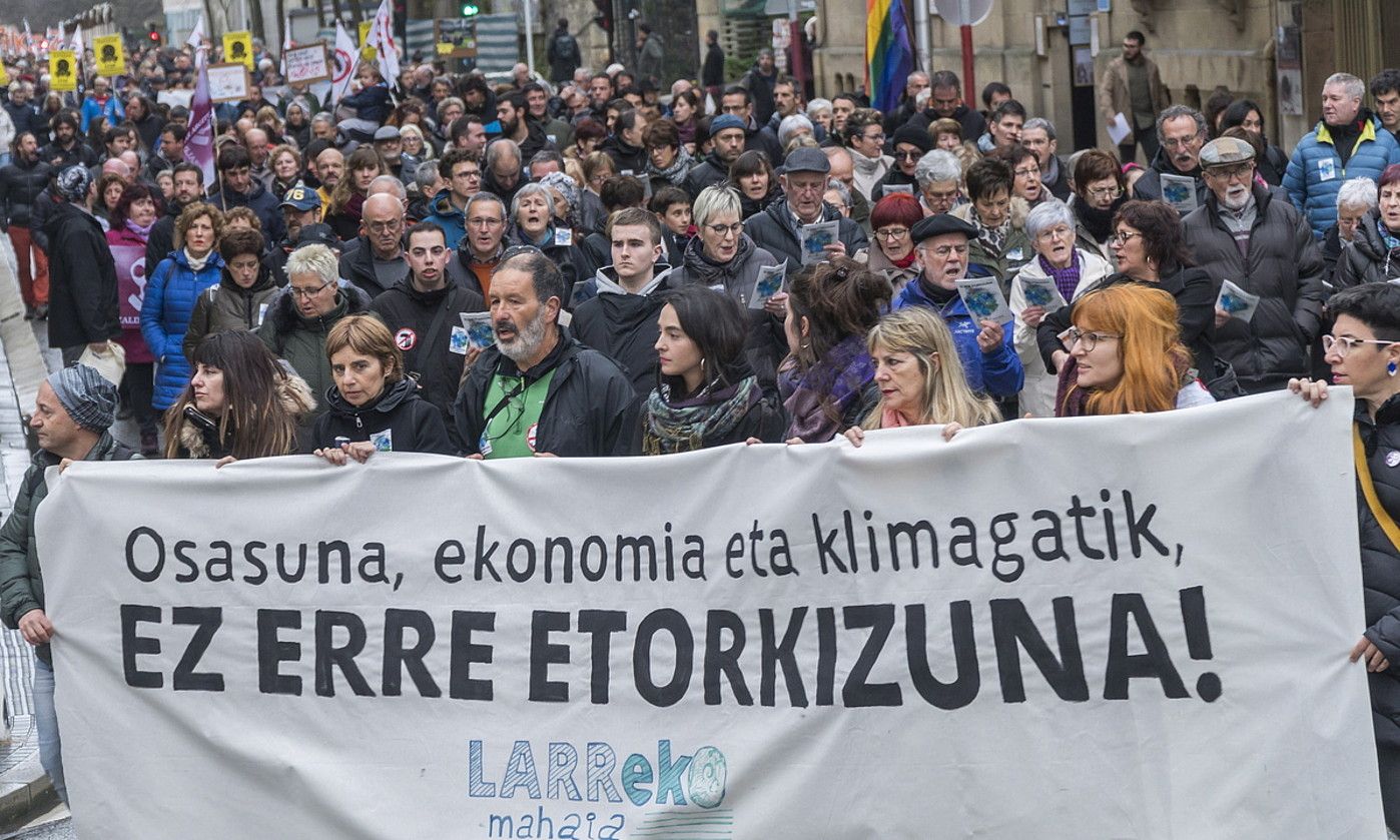 Larreko Mahaia taldeak deitutako manifestazioa, atzo arratsaldean, Donostian. ANDONI CANELLADA / FOKU.