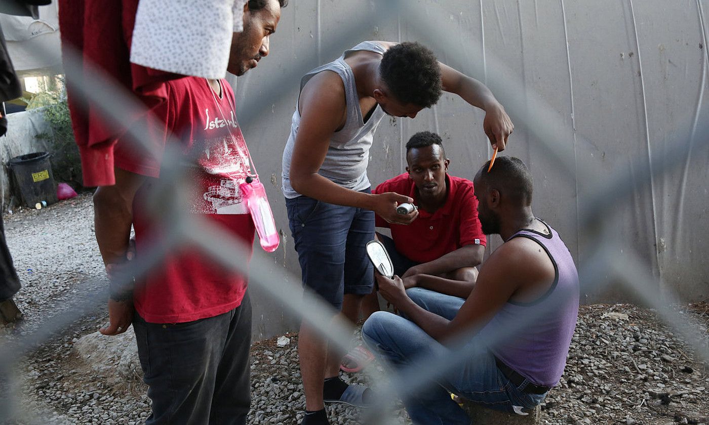 Iheslari talde bat Moriako kanpalekuan, Lesbos uhartean. ORESTIS PANAGIOTOU / EFE. Iheslari talde bat Moriako kanpalekuan, Lesbos uhartean. ORESTIS PANAGIOTOU / EFE.