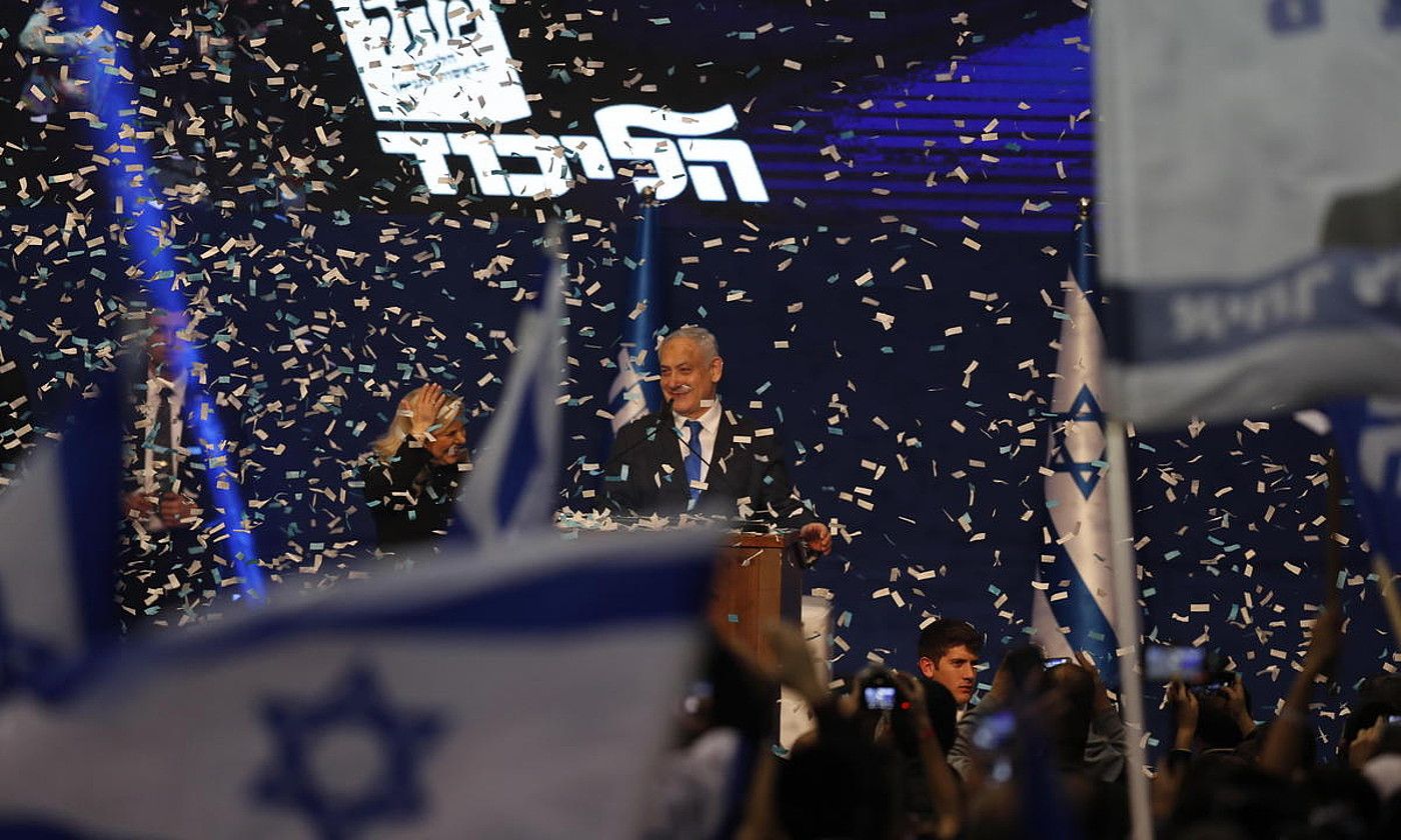 Benjamin Netanyahu hauteskunde garaipena ospatzen, atzo, bere jarraitzaileen aurrean, Tel Aviven. ATEF SAFADI / EFE.