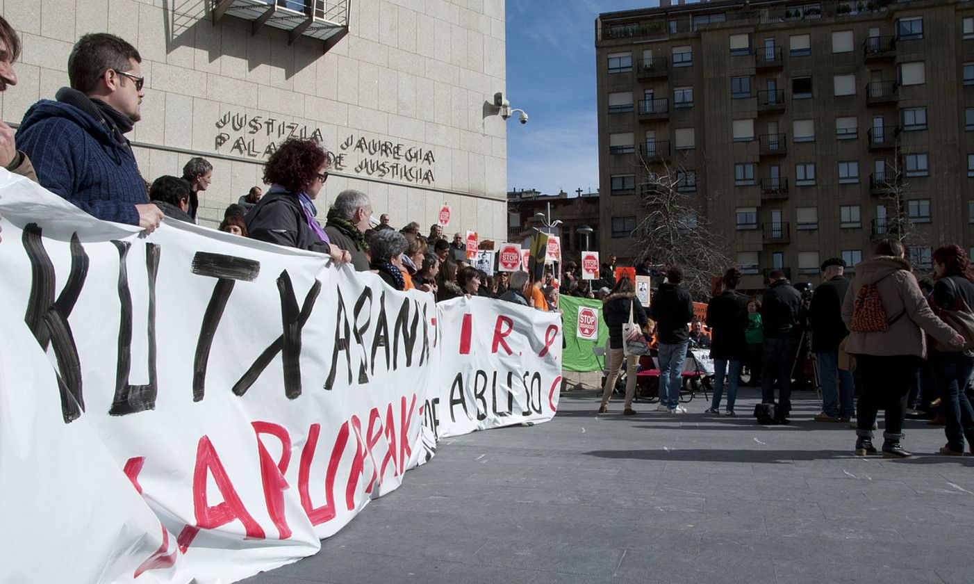 Donostiako epaitegiaren aurrean eginiko protesta bat. BERRIA.