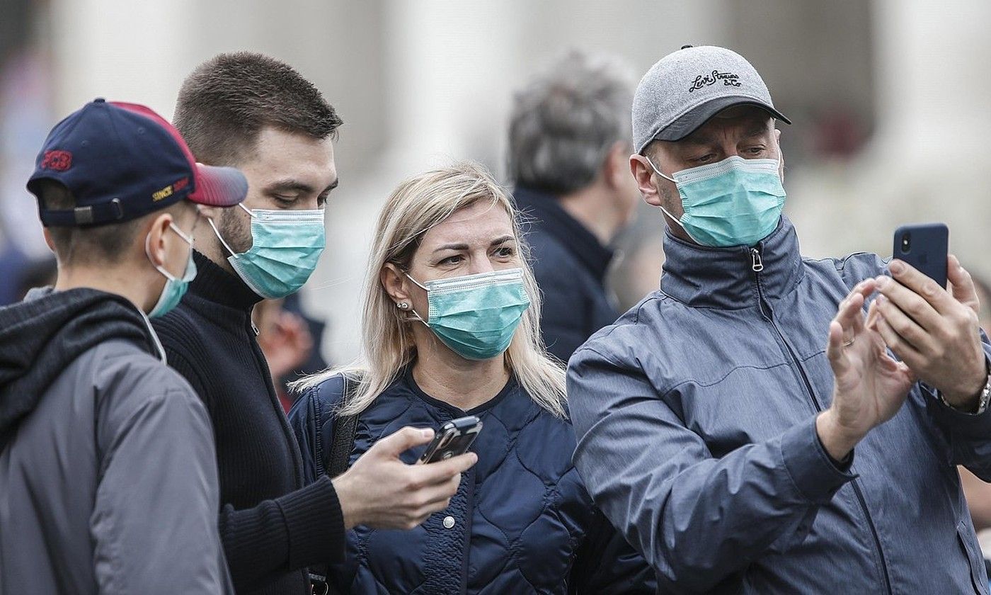 Zenbait herrialdetan ohiko bihurtu da maskara jarrita ibiltzea kalean. FABIO FRUSTACI / EFE.