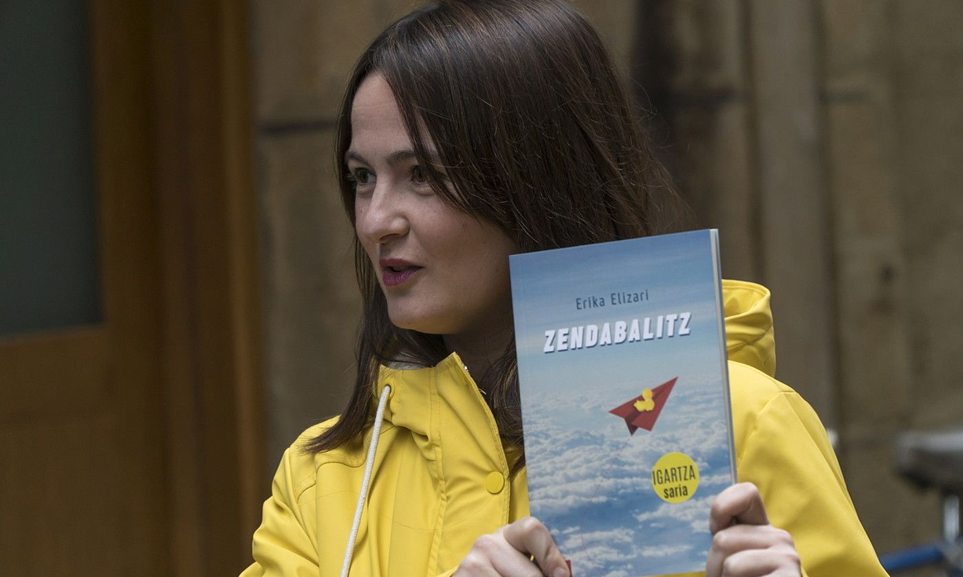 Erika Elizari idazlea, Zendabalitz nobela eskuetan hartuta, atzo, Donostiako Parte Zaharrean. ANDONI CANELLADA / FOKU. Erika Elizari idazlea, Zendabalitz nobela eskuetan hartuta, atzo, Donostiako Parte Zaharrean. ANDONI CANELLADA / FOKU.